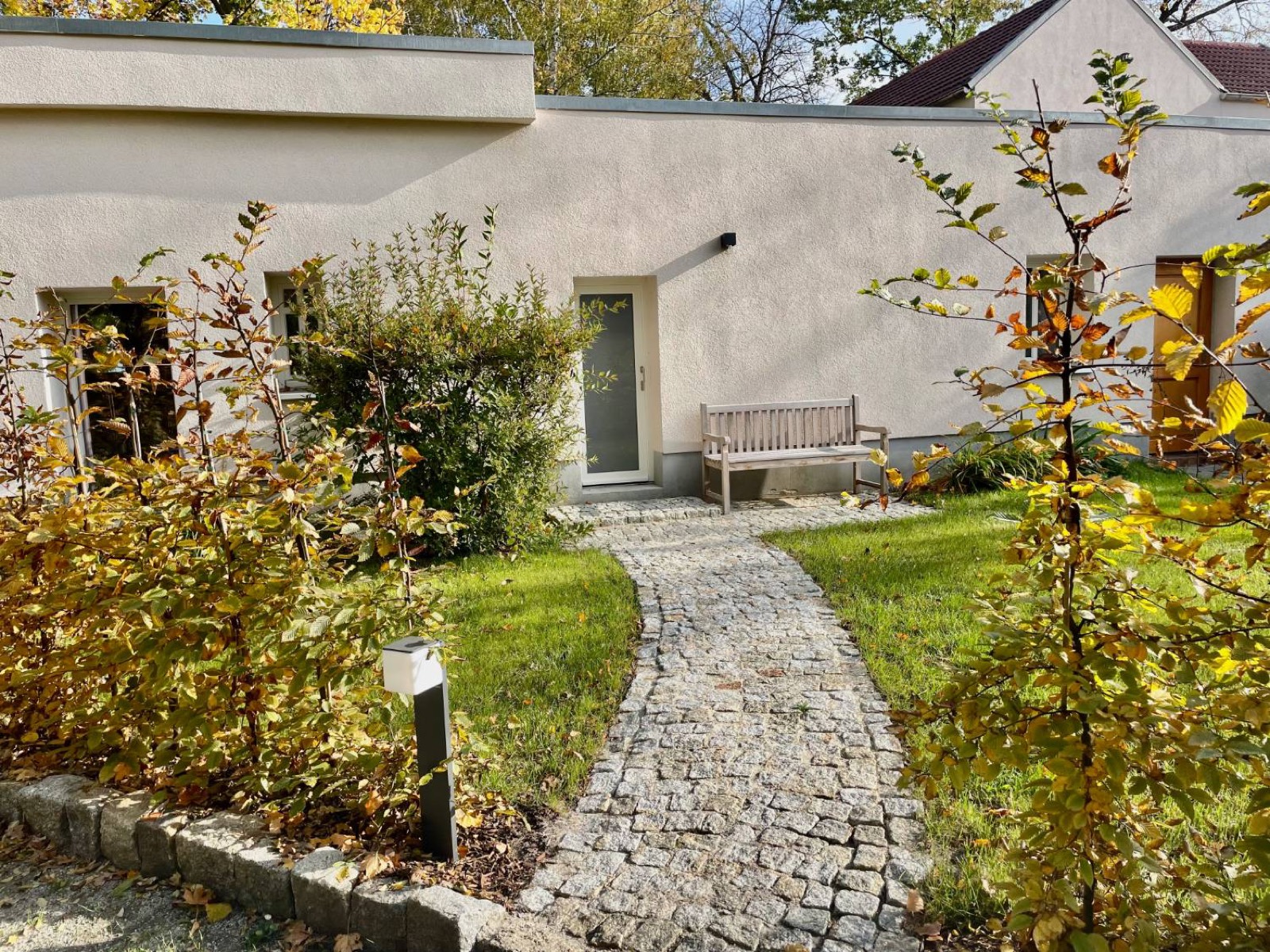 Eingang mit Gartenweg und Bank