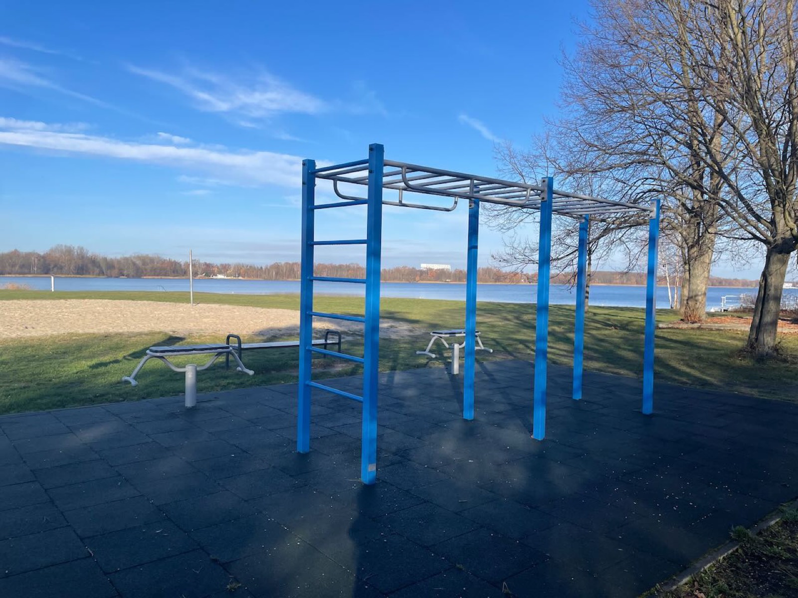 Fitnessgeräte am See