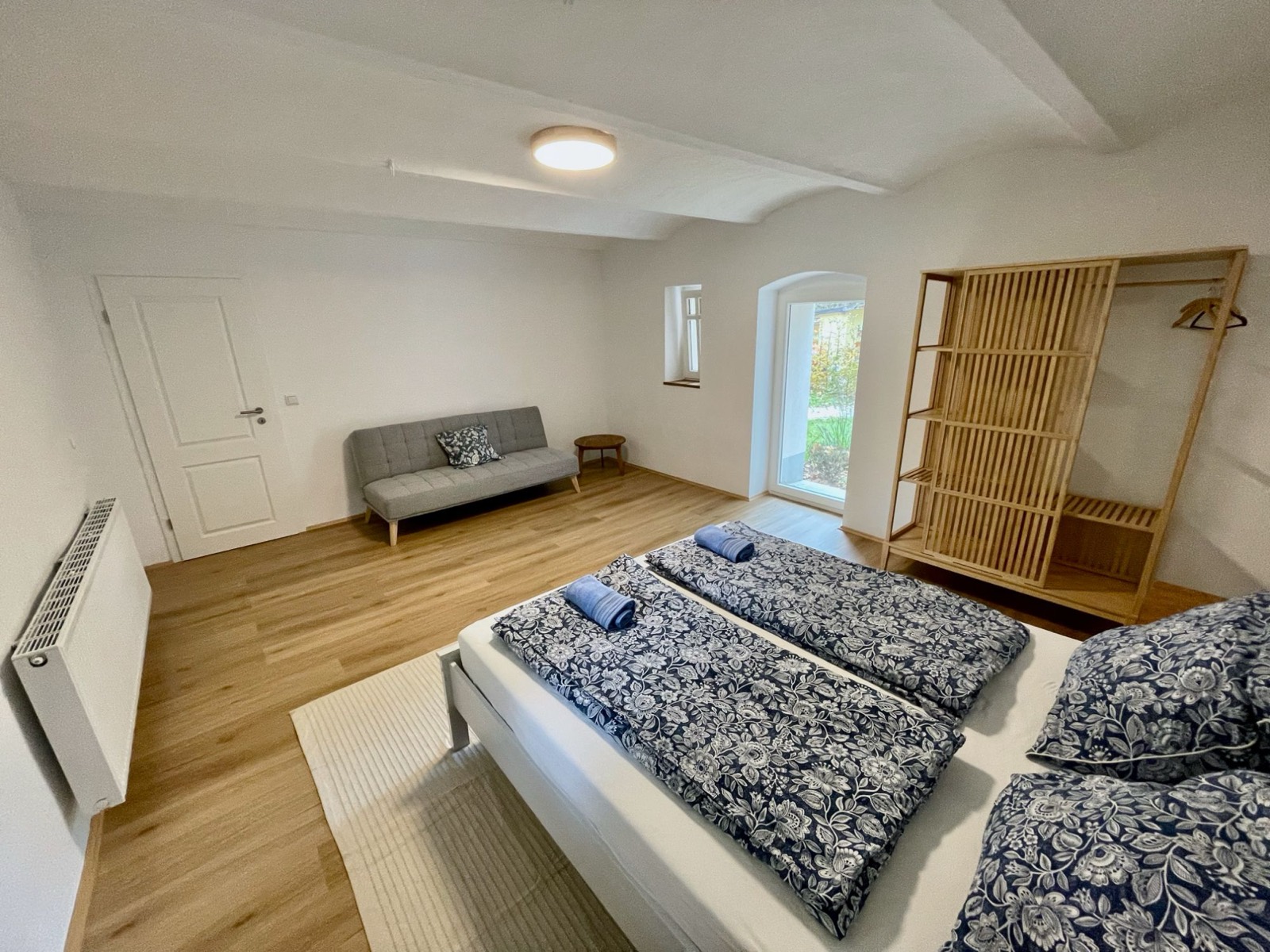 Schlafzimmer mit Schlafsofa