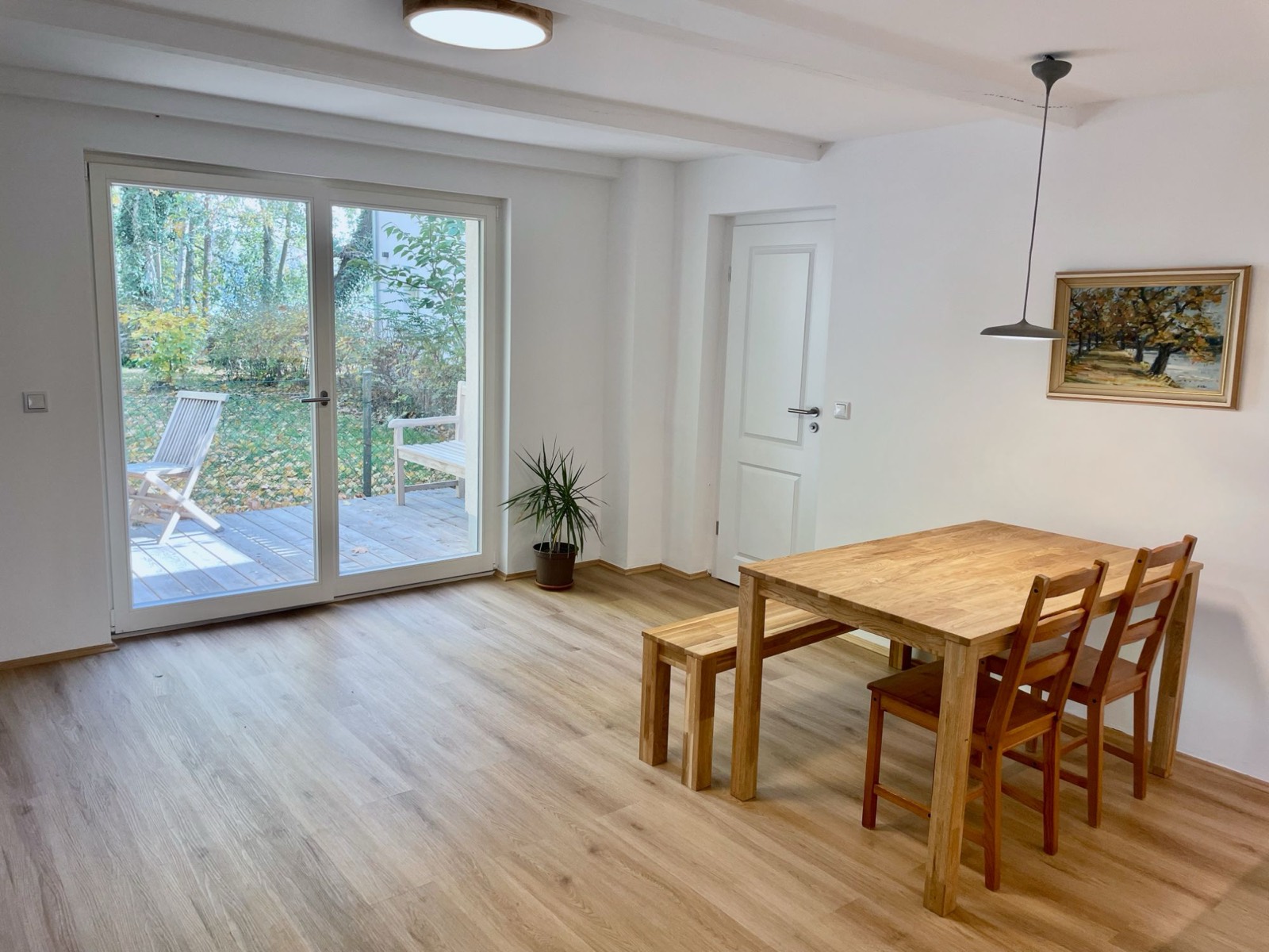 Essbereich mit Tür zur Terrasse